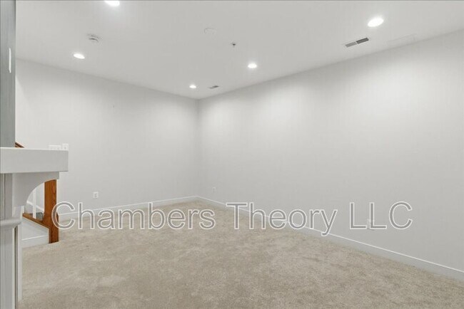 Building Photo - 2735 Linden Ln