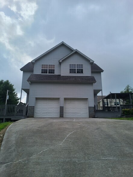 1528 on left - 1528 Old Oak Ln
