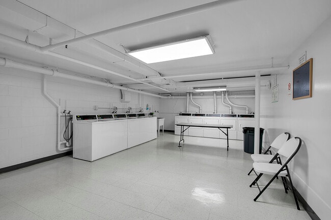 Building Photo - 1002 Castilian Ct