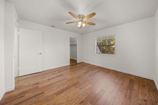 Building Photo - Large Renovated 3bed x 2.5bath Townhouse with Private Patio & 2-Car Garage