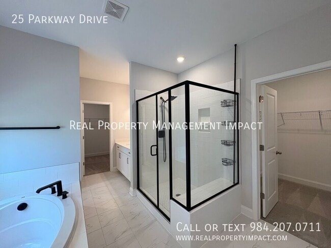 Building Photo - 25 Parkway Dr