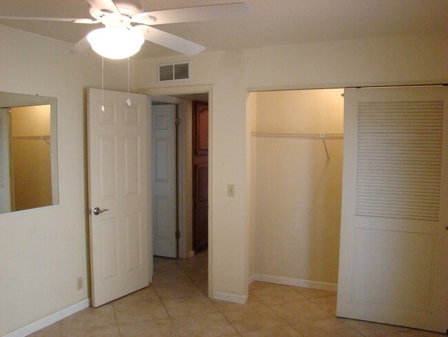 Building Photo - Spacious 3 bedroom, 3 bath, condo with a l...