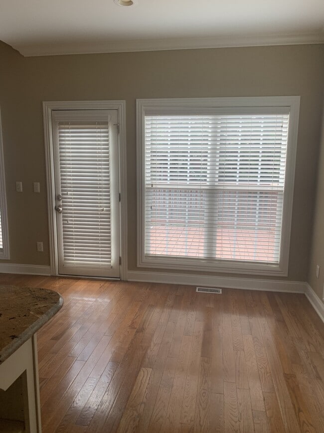 Building Photo - 426 Creekview Dr