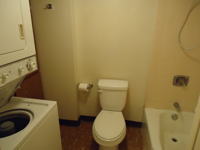 Building Photo - Pearl Regency 1 Bedroom, 1 Bath, with 1 pa...