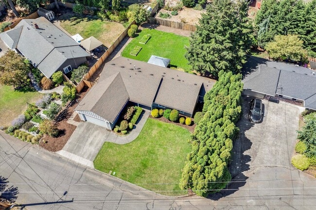 Building Photo - Live in One of Lake Oswego's Most Convenie...