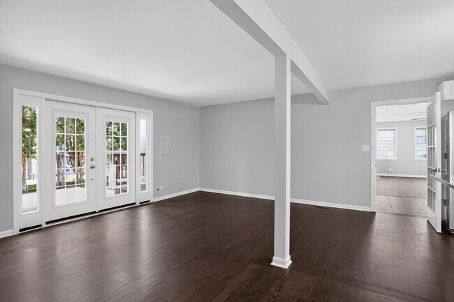 Building Photo - Spacious Stunning 3 BR House in Mount Prospect W/ Office/Playroom on Corner Lot