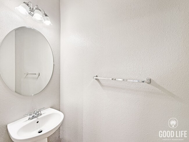 Building Photo - Stylish Eastlake Townhome with Pool Access...