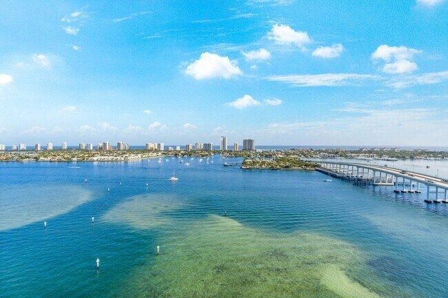 Building Photo - 2650 Lake Shore Dr