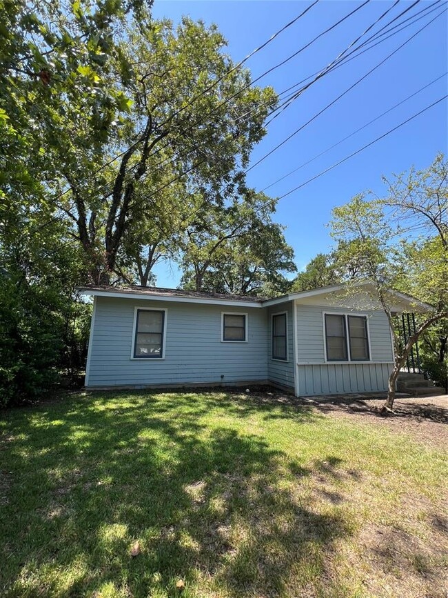 Building Photo - 1511 Romeria Dr