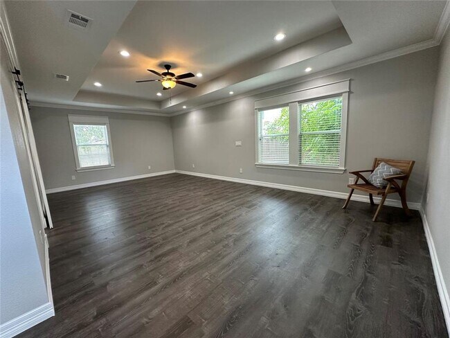 Building Photo - completely renovated 1930 Craftsman bungalow in the sought after Brooke Smith subdivision of Hous...