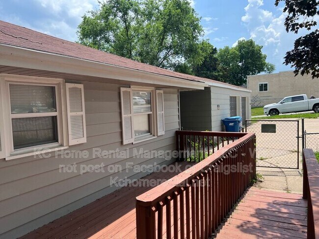 Building Photo - 515 S Forest Ave