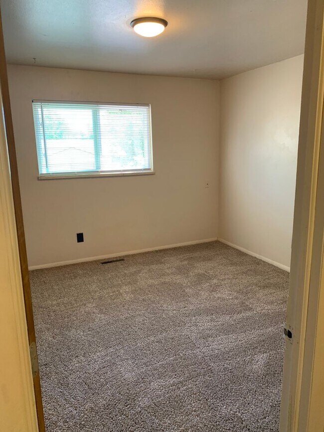 Building Photo - 3 Bed, 1.5 Bath Duplex in Central Fort Collins!