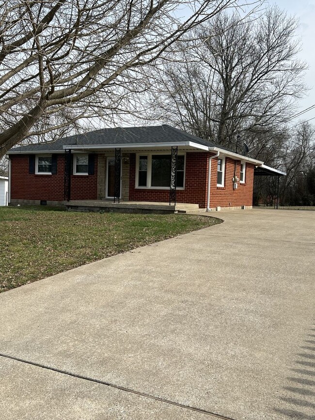 Building Photo - Single-Family Home with 2 Bedrooms and 1.5...
