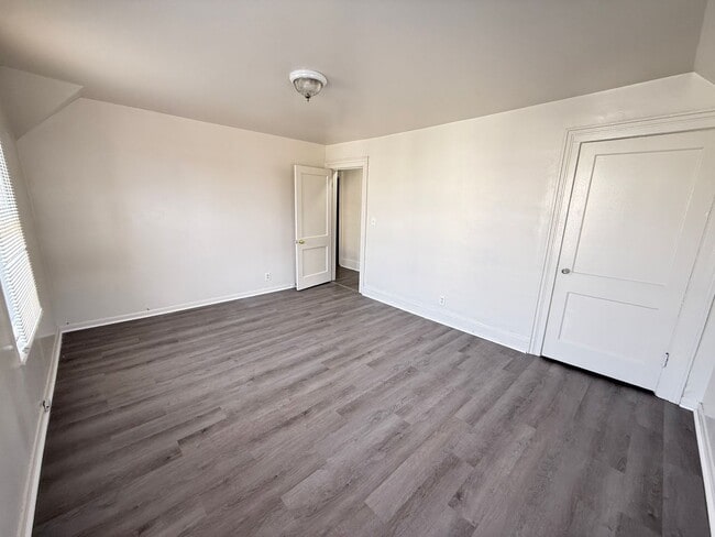 Building Photo - 346 1st St