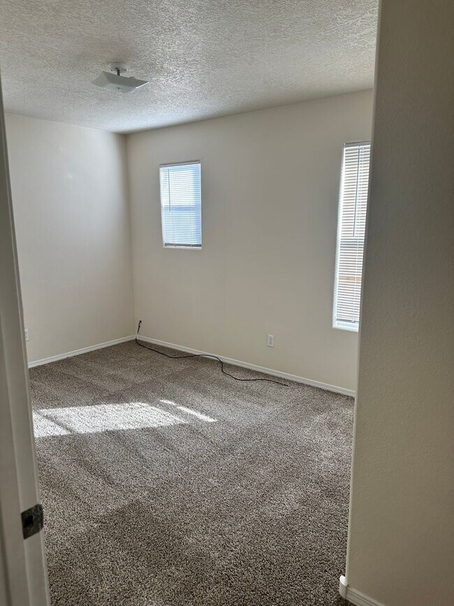 Building Photo - Beautiful Home in Gated Community w/pool