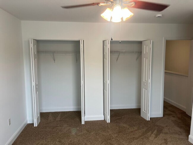 Building Photo - Available now. 3BR/3.5 BA Townhome in Ashl...