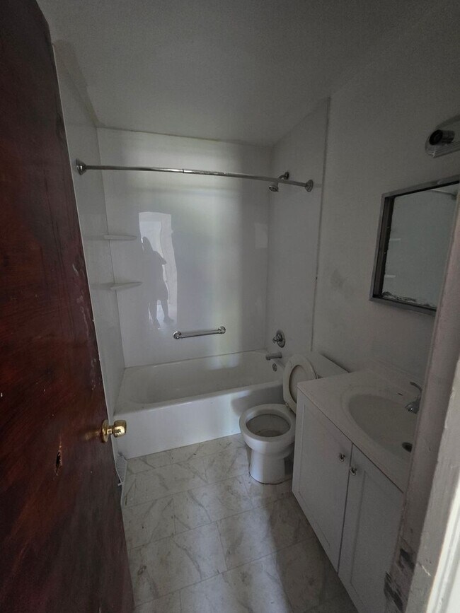 Building Photo - LIMITED TIME**NO APPLICATION FEE**1/2 OFF ...