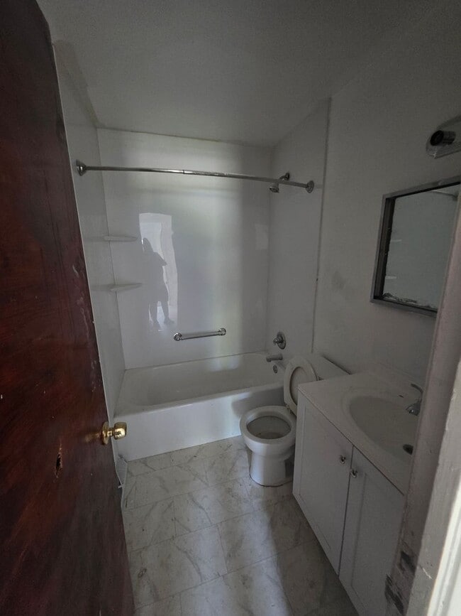 Building Photo - Nice 4bed/1bath home