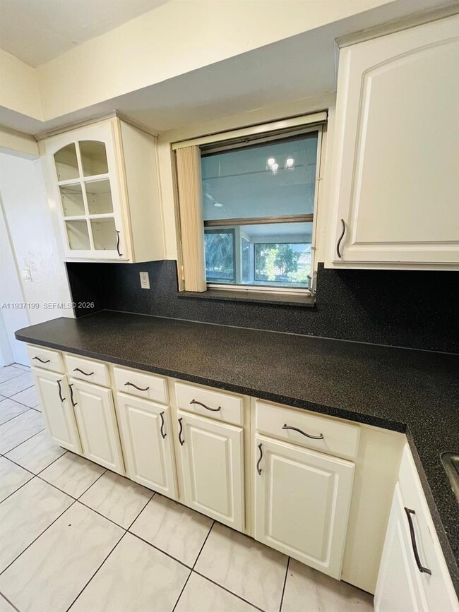 Building Photo - 5654 NE 5th Ave