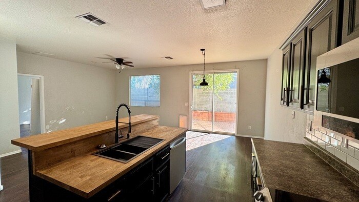 Building Photo - 1221 E Chambers St