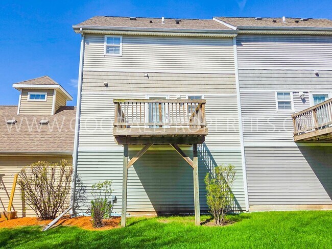 Building Photo - 2 Bedroom, 2 1/2 Bath Townhome in Urbandale with 2-car attached garage