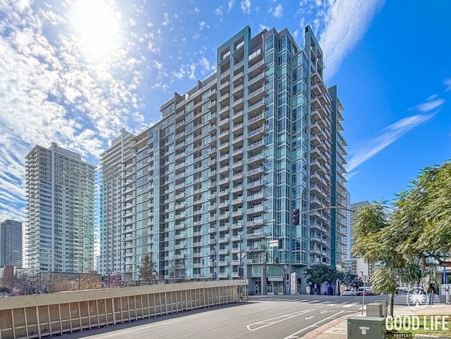 Building Photo - Gorgeous Studio W/ W/D, A/C, Balcony, Rooftop Deck, Gym, Jacuzzi with City views!!