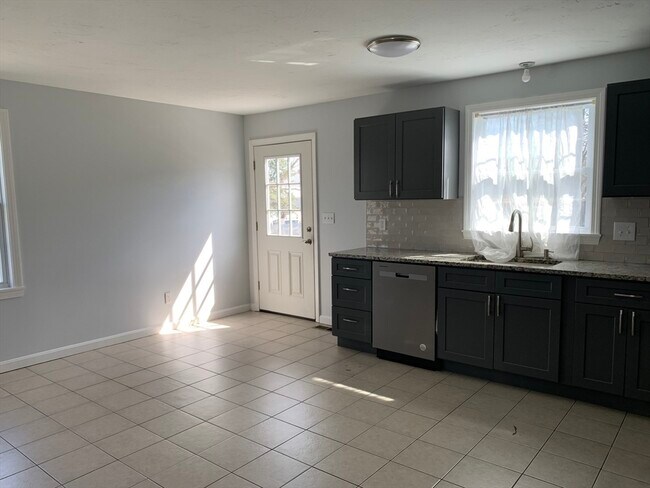 Building Photo - 170 Lawrence St