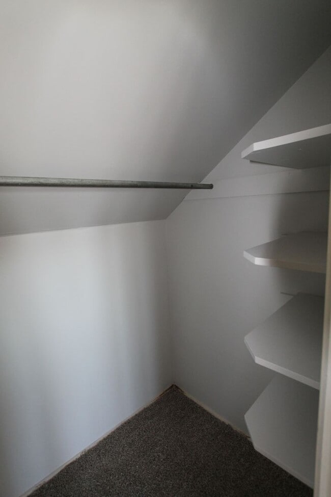 Building Photo - Spacious 3 bedroom 1.5 bathroom home with ...