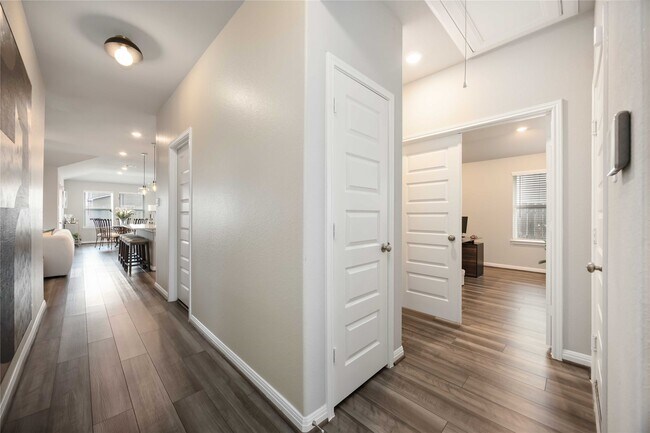 Building Photo - 6910 Lebec Dr