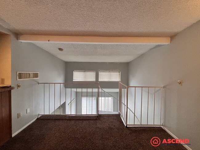 Building Photo - Cute 2 Bedroom Off Stockdale Hwy and California Ave!