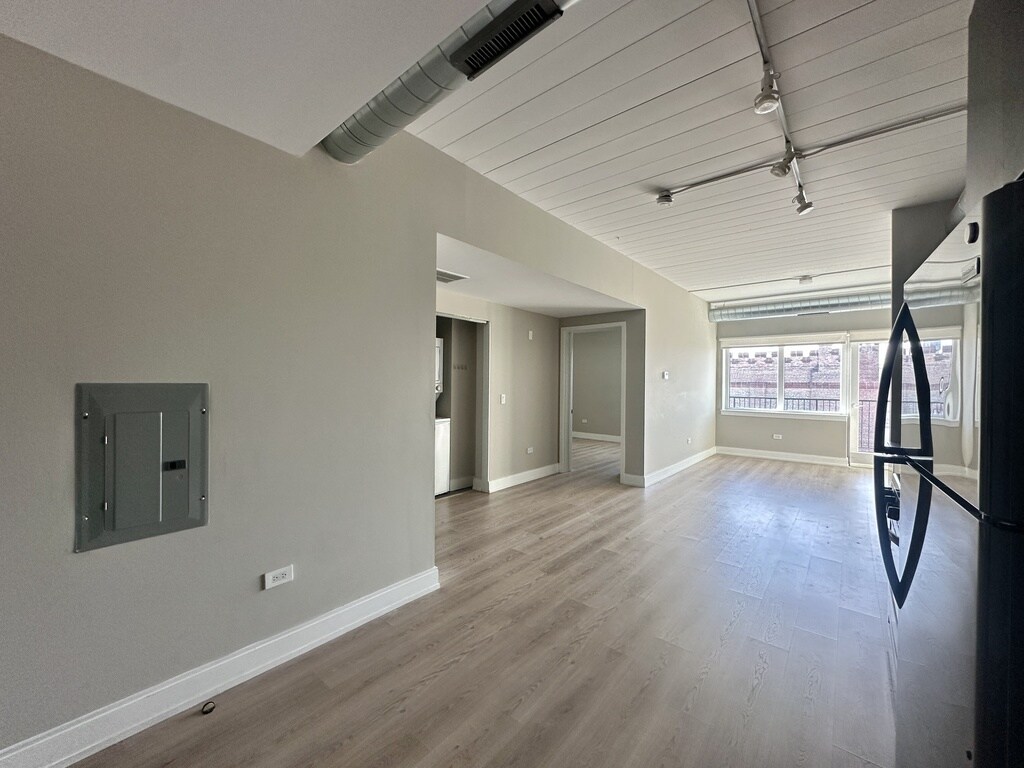 Building Photo - 941 W Belmont Ave