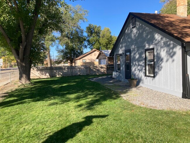 Building Photo - 405 W Aspen Ave