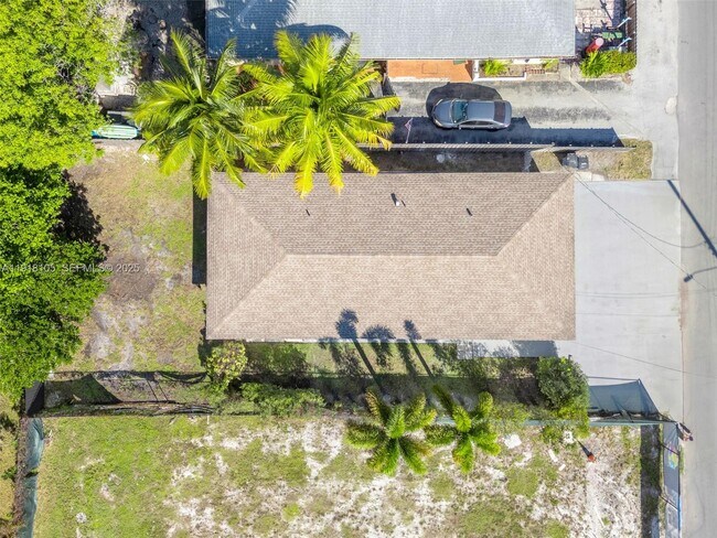 Building Photo - 124 SE 2nd Terrace