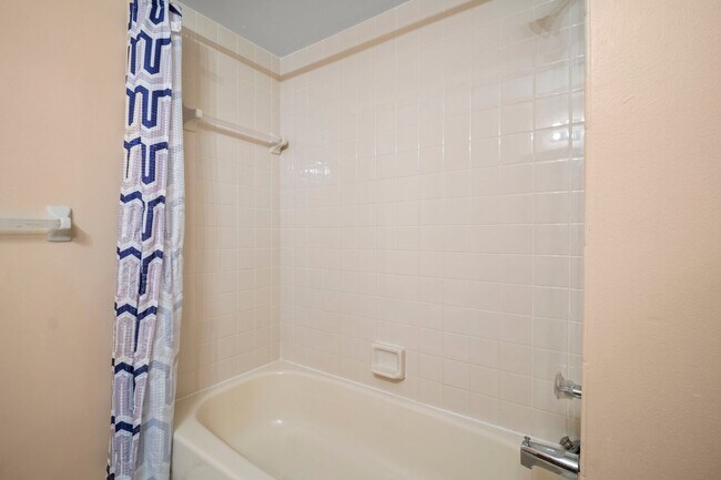 Building Photo - Beautiful 2-bedroom, 2-bathroom apartment, perfectly located in Cape Coral