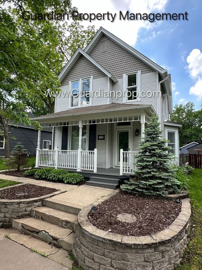 Building Photo - Downtown Hopkins SFH, Fenced Yard, Patio, Spacious Primary, 4 Car Detached Garage