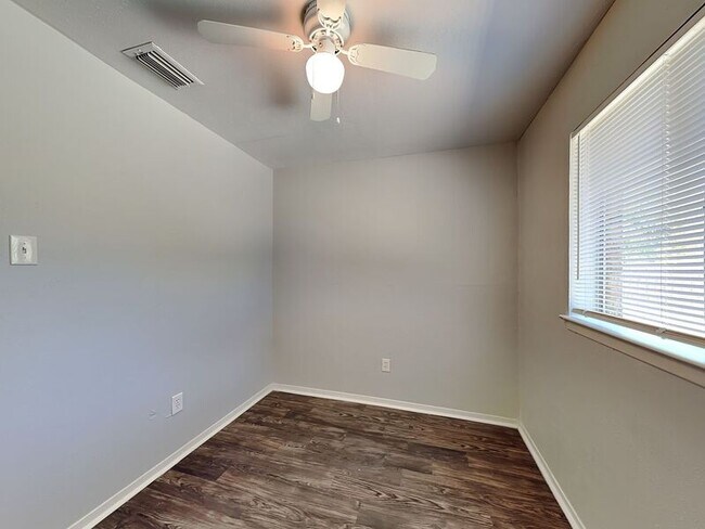 Building Photo - 833 Stanford Dr