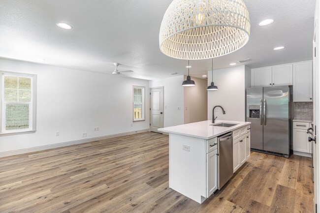 Building Photo - 102 Lois Pl