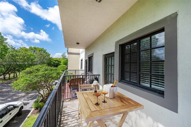 Building Photo - 2851 Riverside Dr