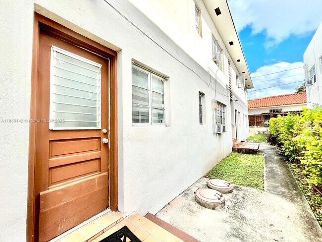 Building Photo - 2101 SW 3rd Ave