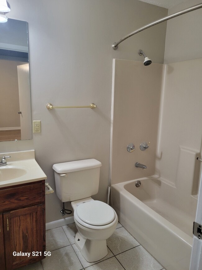 Building Photo - 253 Ivanhoe Ln