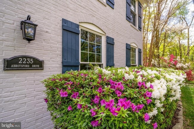 Building Photo - 2235 Abbotsford Dr