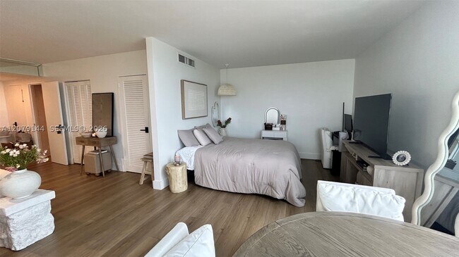 Building Photo - 2899 Collins Ave