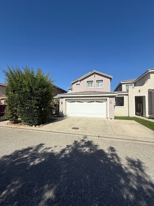 Building Photo - 3 bed, 2 1/2 bath home in East Simi Valley