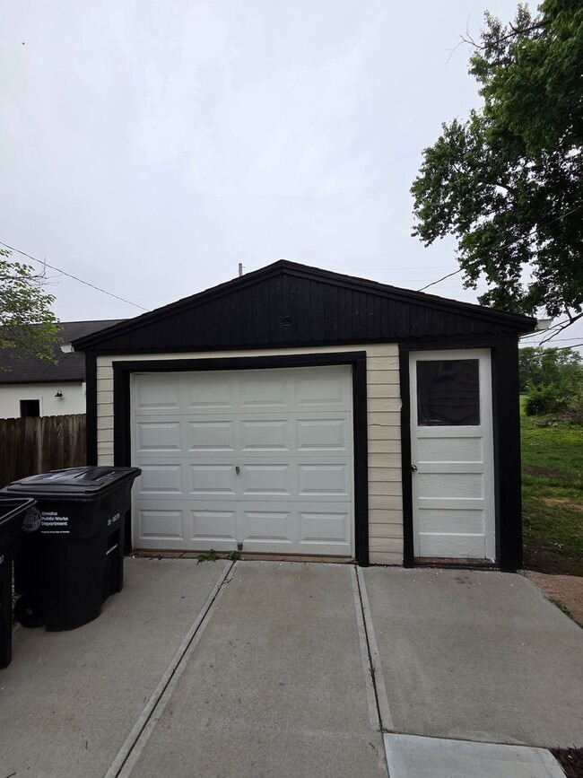 Building Photo - 3 bed, 2 bath, 1 car detached garage!