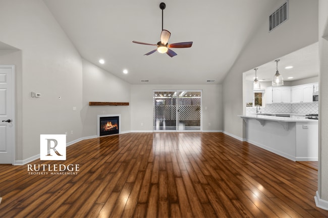Building Photo - 3 Bedroom + Office in Central Point!
