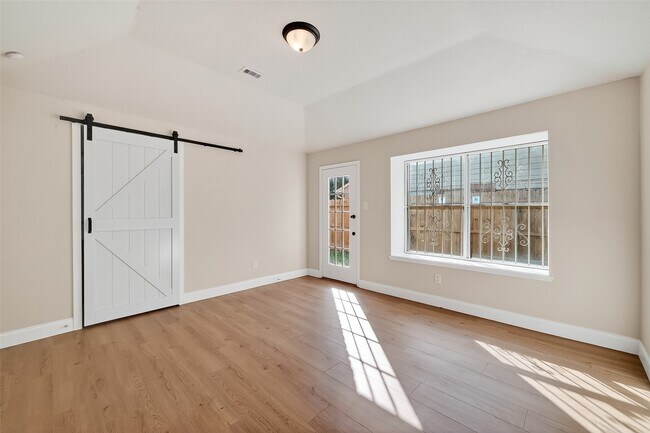 Building Photo - 5530 Oak Falls Dr
