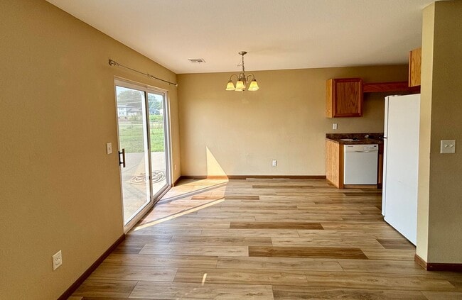 Building Photo - Live Comfortably on the East Side – Spacious 4 Bed / 2.5 Bath Duplex with Backyard & Garage