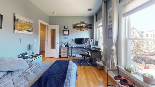 Building Photo - 735 E 3rd St