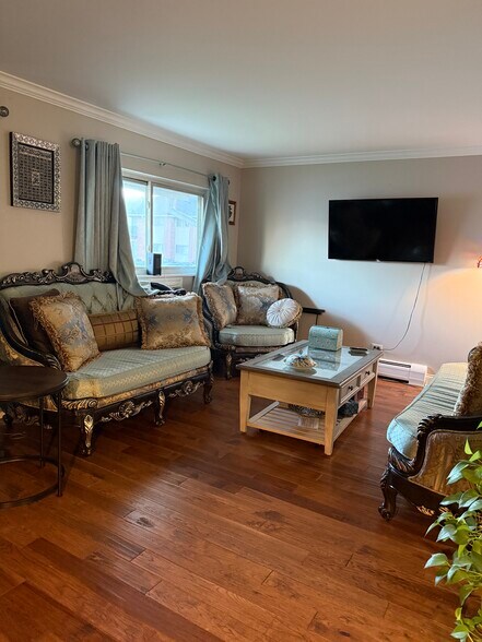 Building Photo - 685 E Fullerton Ave