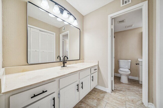 Building Photo - Peacock Hills Home